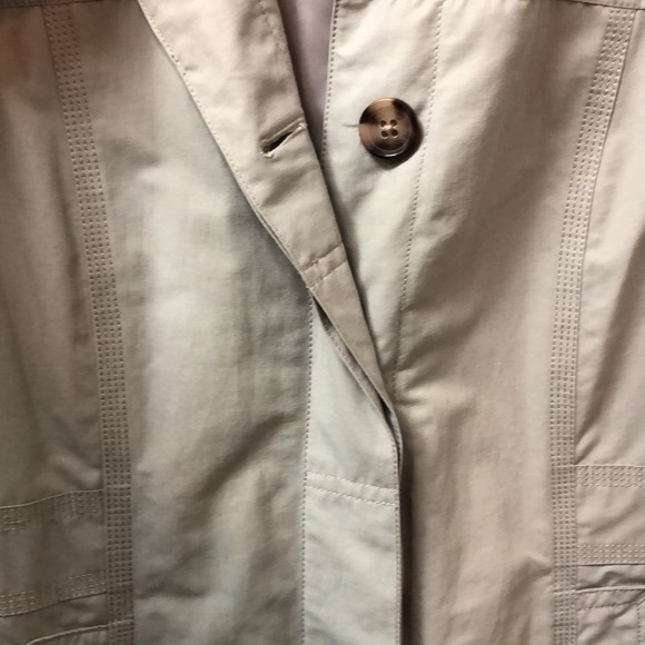 Eddie Bauer Women’s Rain Coat - Picture 5 of 10